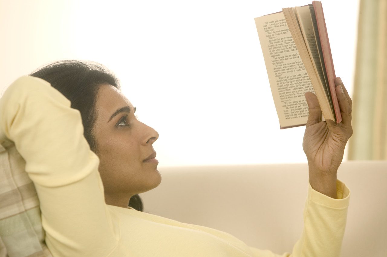 nő olvas, könyv