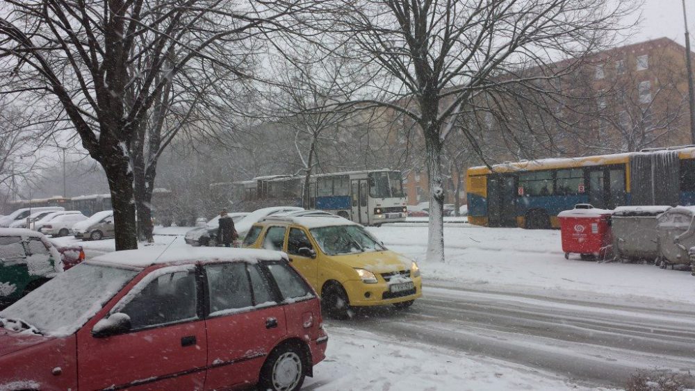 Az autók mentek, a buszok álltak.