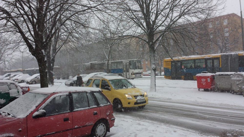 Az autók mentek, a buszok álltak.