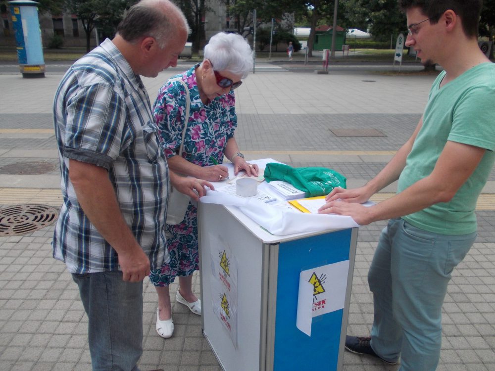 Gyűlnek a támogatók