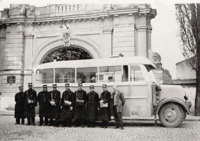 A büszke buszosok az új busszal