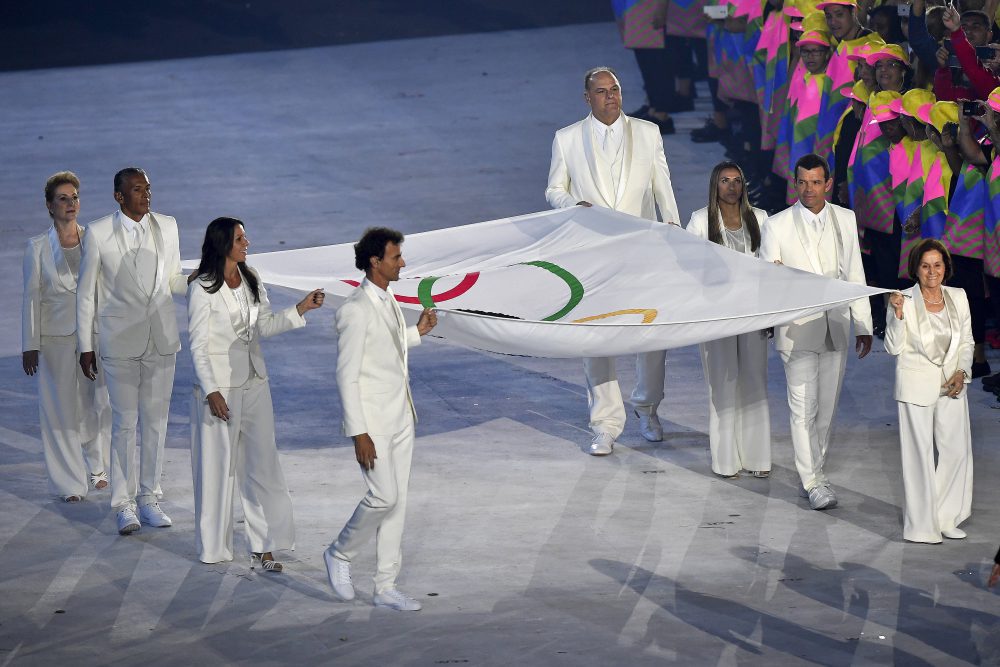 Rio de Janeiro, 2016. augusztus 6. Az olimpiai zászló bevonulása a XXXI. nyári olimpiai játékok megnyitóünnepségén a Rio de Janeiró-i Maracana Stadionban 2016. augusztus 5-én. MTI Fotó: Czeglédi Zsolt