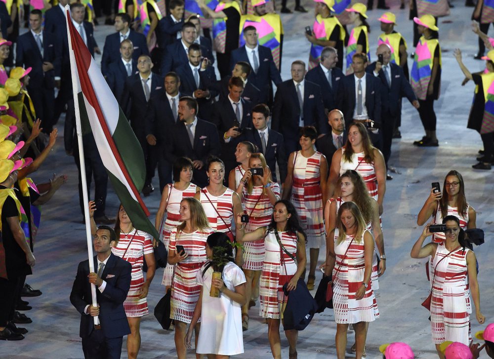 Rio de Janeiro, 2016. augusztus 6. A négy évvel ezelõtt londoni bajnok kardozó, Szilágyi Áron viszi a 160 tagú magyar csapat zászlaját a XXXI. nyári olimpiai játékok megnyitóünnepségén a Rio de Janeiró-i Maracana Stadionban 2016. augusztus 5-én. MTI Fotó: Kovács Tamás