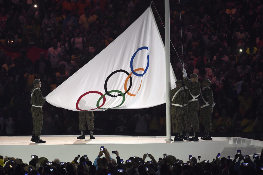 Rio de Janeiro, 2016. augusztus 6. Felvonják az olimpiai zászlót a XXXI. nyári olimpiai játékok megnyitóünnepségén a Rio de Janeiró-i Maracana Stadionban 2016. augusztus 5-én. MTI Fotó: Kovács Tamás