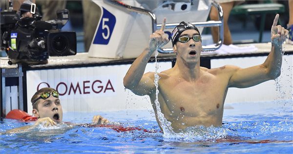 A győztes amerikai Michael Phelps és a harmadik helyezett Kenderesi Tamás (b) a célban a férfi 200 méteres pillangóúszás döntőjében a riói nyári olimpián (Fotó: MTI)