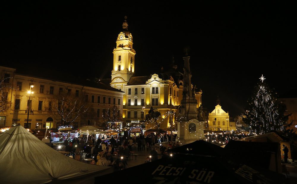 Adventi fényekben úszik a város