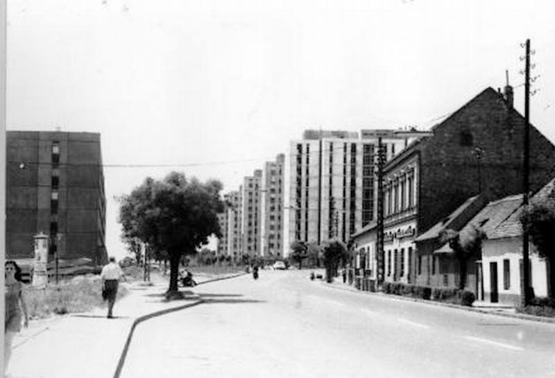 Szemléletes kép 1970-ből: a távolban már állnak a Szigeti út paneljei, az előtérben még a régi házak, melyek lebontásra várnak