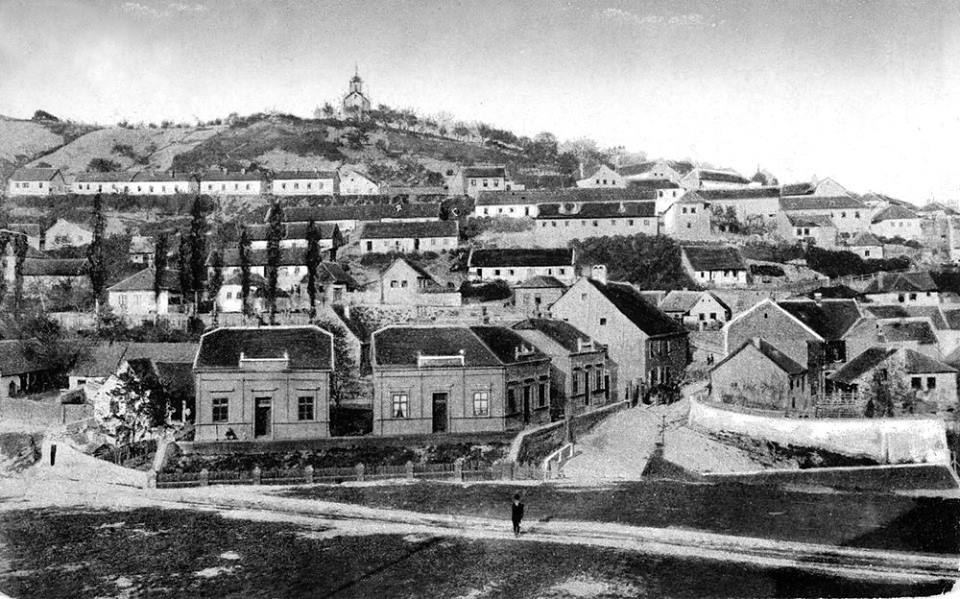 Az 1800-as évek végén a Tettye lábánál még csak egy üres terület állt, ahova később a kesztyűgyár épült (Forrás: Régi Pécs Facebook)
