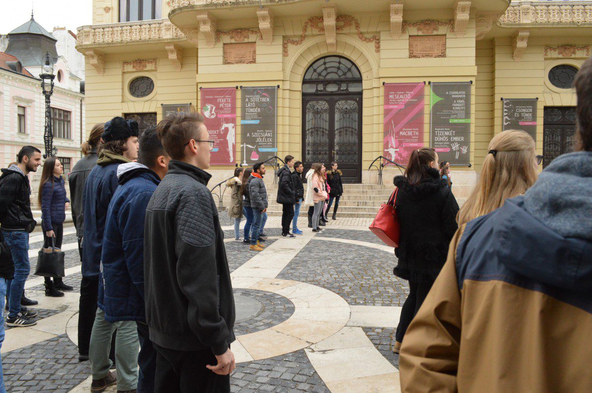 Sok-sok diák csődült a térre