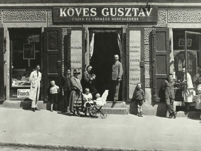 Köves Gusztáv boltja a mai bíróság épületében (Forrás: Régi Pécs Blog)