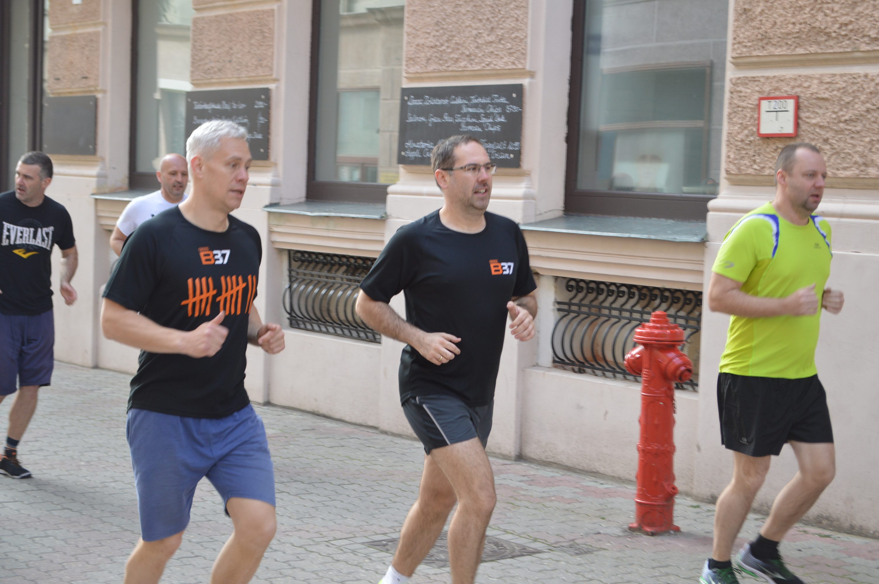 Csizi Péter és a sportrajongó pécsiek bemelegítésként futottak egy kört a belvárosban