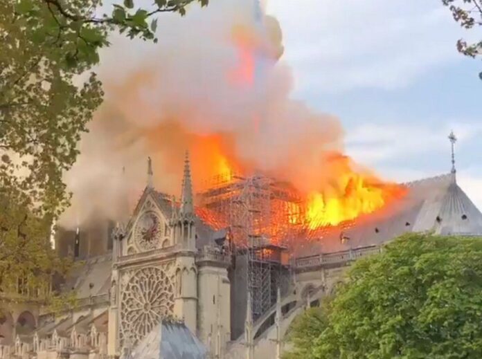 frissítve a notre dame teljes tetőszerkezete leégett videók pecsma hu