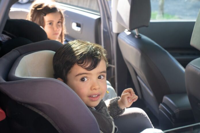 család gyerekülés biztonsági öv utazás kocsi autó