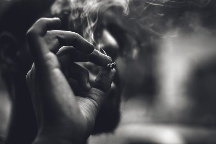 cigaretta dohány dohányzik cici bagó füst