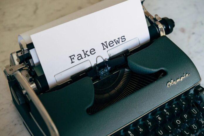 fake news álhír újság média