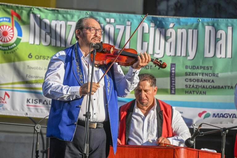 Különleges zene töltötte be a Színház teret a Cigány Dal Napján Különleges zene töltötte be a Színház teret a Cigány Dal Napján